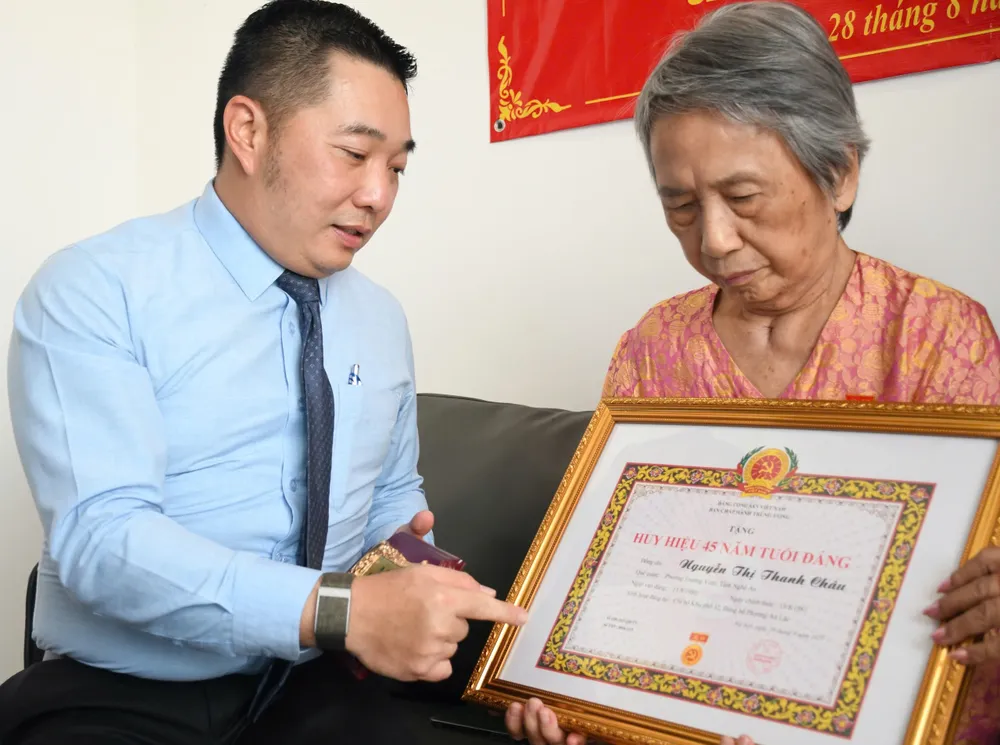 Đồng chí Lê Trương Hải Hiếu trao tặng Huy hiệu Đảng