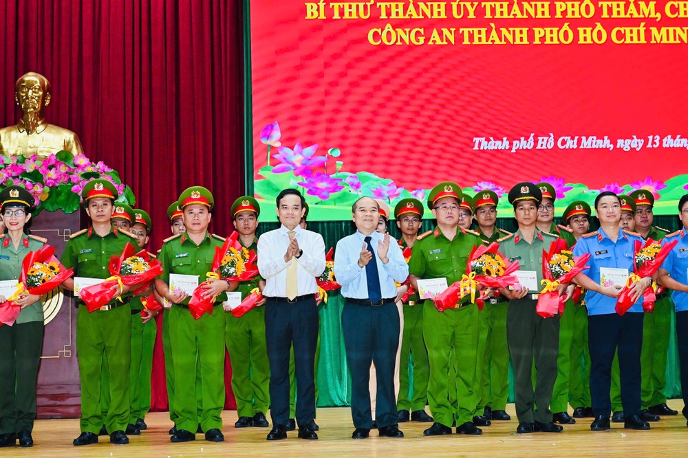 Bí thư Thành ủy TPHCM Trần Lưu Quang và Phó Chủ tịch UBND TPHCM Trần Văn Bảy trao quà tết đến cán bộ, chiến sĩ. Ảnh: VIỆT DŨNG 20987193100855134396.jpg