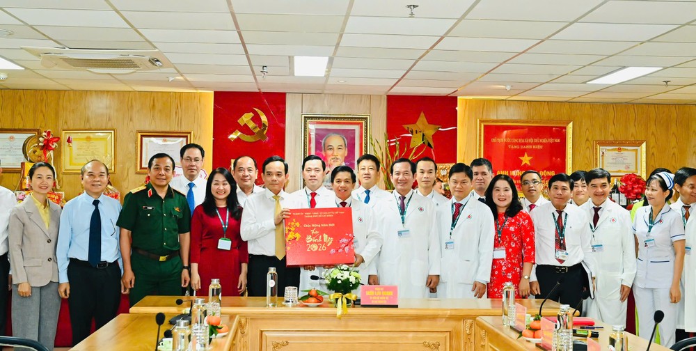 Bí thư Thành ủy TPHCM Trần Lưu Quang thăm, chúc tết Bệnh viện Nhân dân 115. Ảnh: VIỆT DŨNG 212738530002018232022.jpg