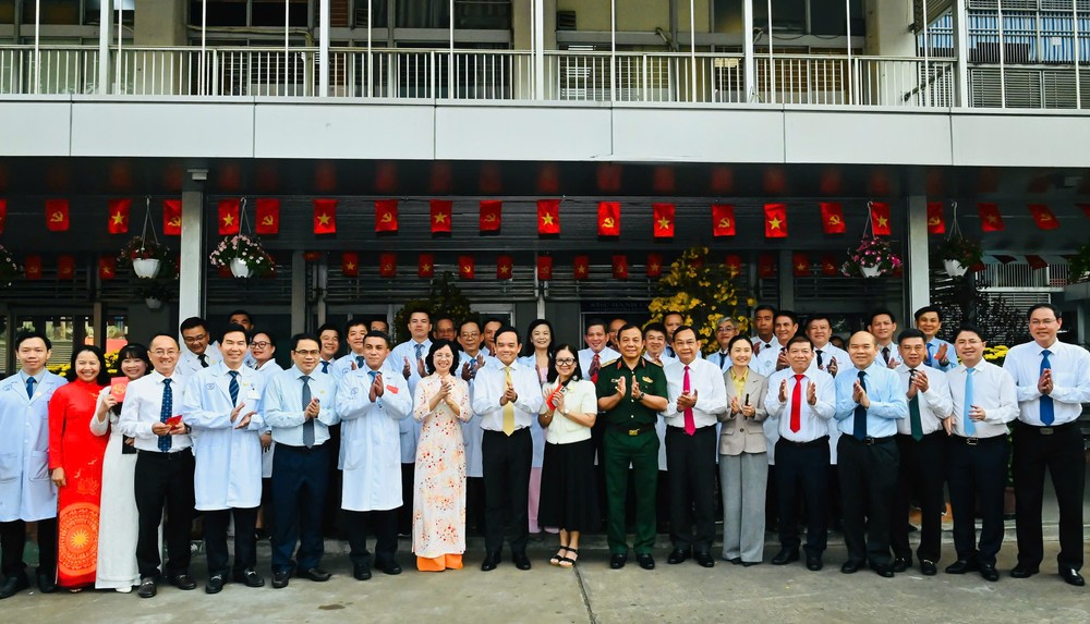 Bí thư Thành ủy TPHCM Trần Lưu Quang thăm, chúc tết Bệnh viện Chợ Rẫy. Ảnh: VIỆT DŨNG 35549671329615225433.jpg