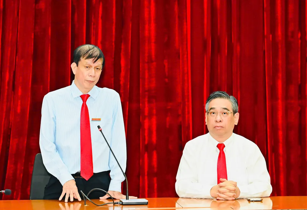 Der Journalist Nguyen Khac Van, amtierender Chefredakteur der SGGP-Zeitung, berichtet über einige der herausragenden Erfolge der Zeitung im Jahr 2025. Foto: VIET DUNG z7537147235606_b100cf518369fbc0d1360c17b0ef0a6a.jpg