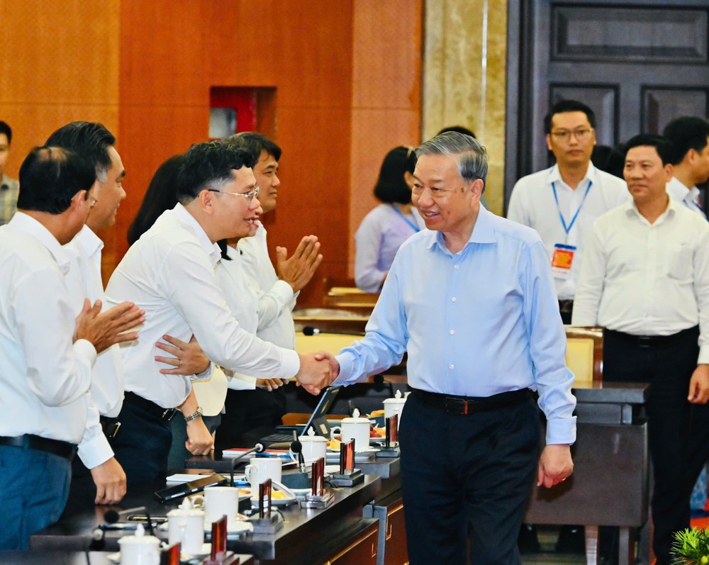 General Secretary and State President To Lam shakes hands with HCMC leaders (Photo: SGGP/ Viet Dung)