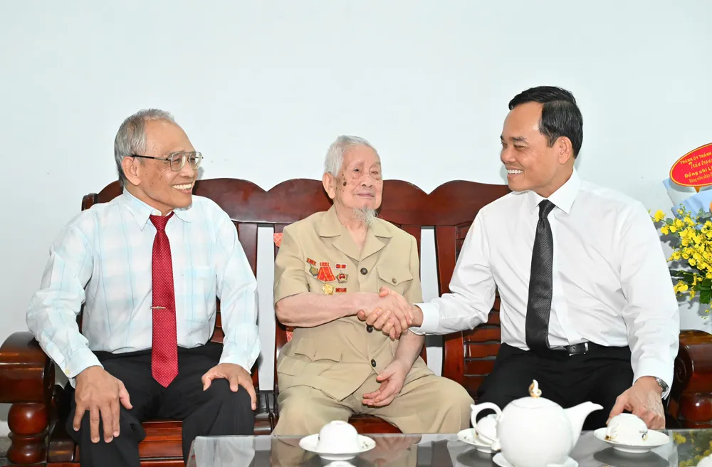 Bí thư Thành ủy TPHCM ân cần thăm hỏi sức khỏe, trò chuyện với đồng chí Lê Văn Thạch. Ảnh: VIỆT DŨNG