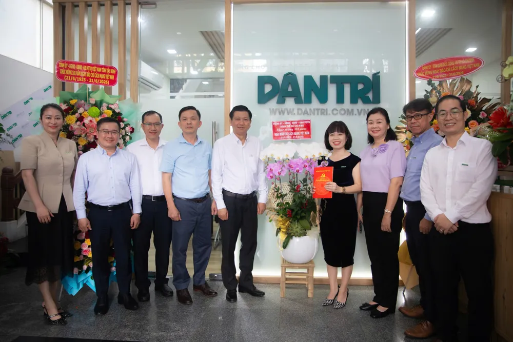 Trưởng Ban Nội chính Thành ủy TPHCM Trần Văn Tuấn chúc mừng Văn phòng đại diện Báo Dân trí tại TPHCM. Ảnh: HOÀN MINH