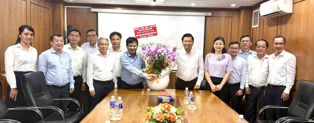 Trưởng Ban Nội chính Thành ủy TPHCM Trần Văn Tuấn chúc mừng Nhà báo Trần Trọng Dũng, Phó Chủ tịch Hội Nhà báo Việt Nam, và đội ngũ người làm báo công tác ở Văn phòng Hội Nhà báo Việt Nam tại TPHCM. Ảnh: HOÀN MINH