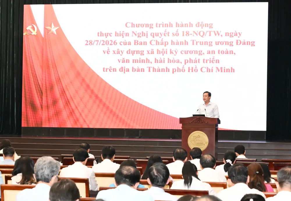Phó Bí thư Thường trực Thành ủy TPHCM Lê Quốc Phong trình bày các nội dung dự thảo kế hoạch, chương trình hành động. Ảnh: VIỆT DŨNG