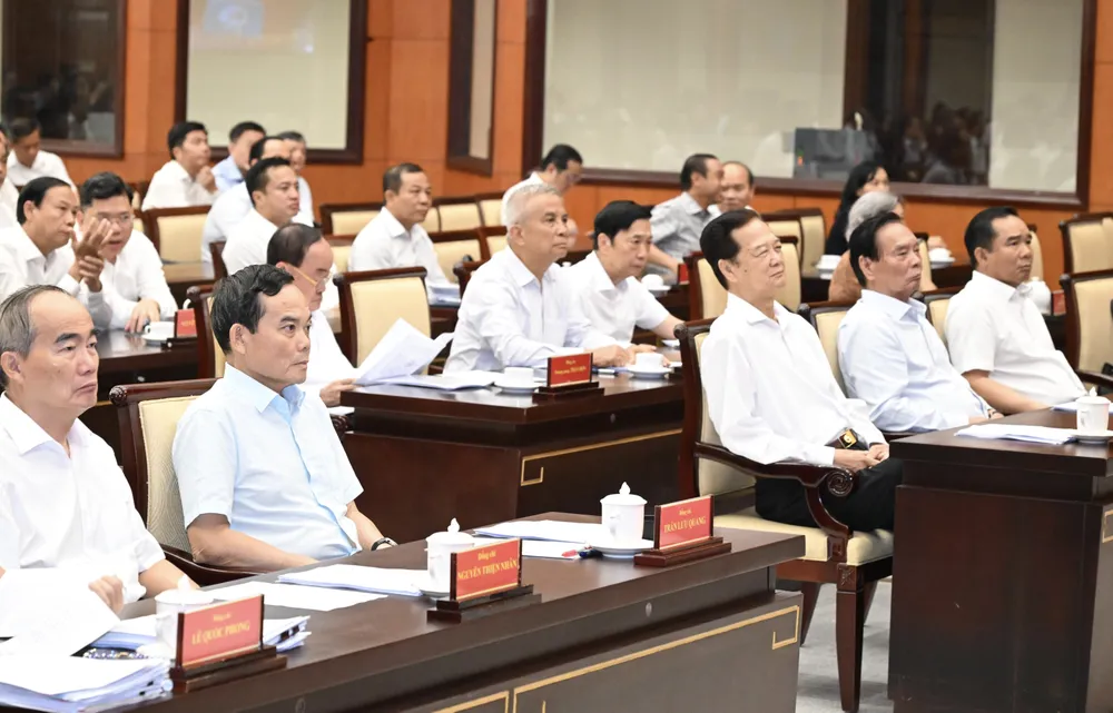 Các đồng chí lãnh đạo, nguyên lãnh đạo Đảng, Nhà nước và TPHCM cùng các đại biểu dự Hội nghị toàn quốc triển khai thực hiện một số nghị quyết, chỉ thị của Bộ Chính trị tại điểm cầu TPHCM. Ảnh: VIỆT DŨNG