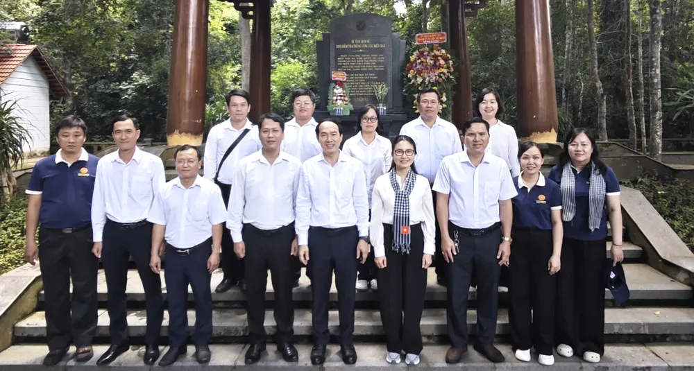 Hình 1 - Đoàn Ủy ban Kiểm tra Thành ủy tại Nhà bia Ban Kiểm tra Trung ương Cục miền Nam.jpg