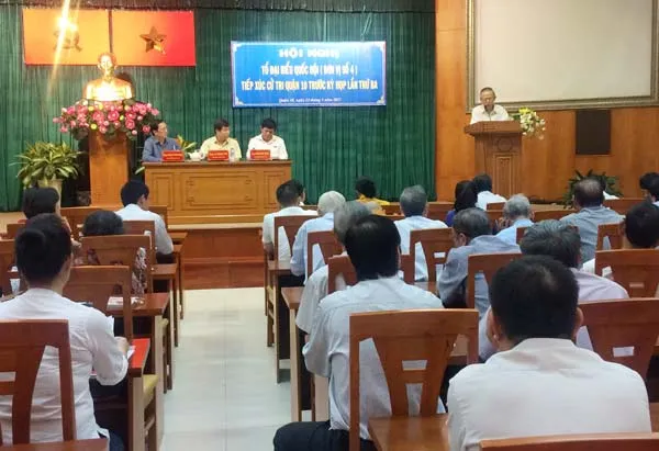 Tổ ĐBQH TPHCM đơn vị 4 tiếp xúc cử tri quận 10, sáng 13-5-2017. Ảnh: Ái Chân