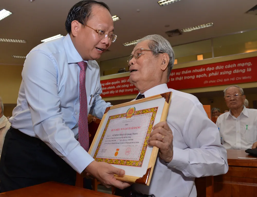 Trao tặng Huy hiệu Đảng đợt 19-5 ảnh 1