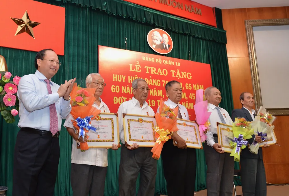 Trao tặng Huy hiệu Đảng đợt 19-5 ảnh 2