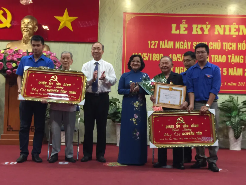 Trao tặng Huy hiệu Đảng đợt 19-5 ảnh 3