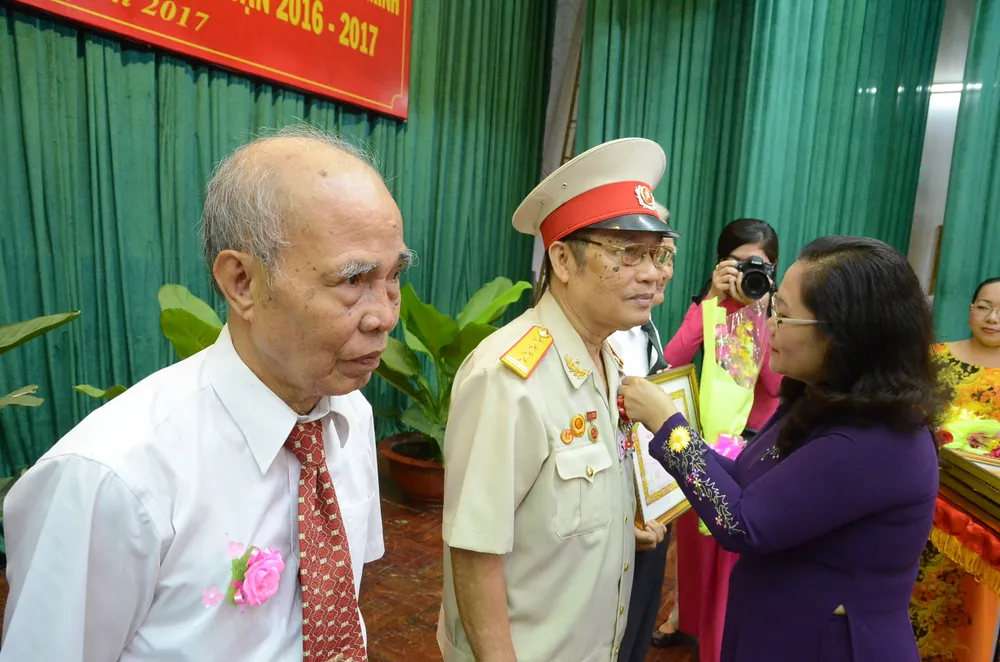 Quận 11 trao Huy hiệu Đảng đợt 19-5-2017 ảnh 1