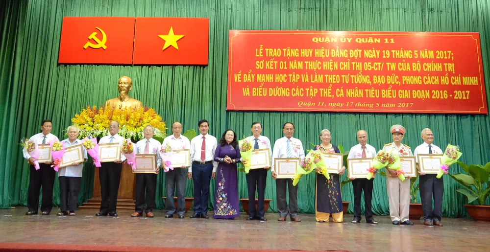 Quận 11 trao Huy hiệu Đảng đợt 19-5-2017 ảnh 2
