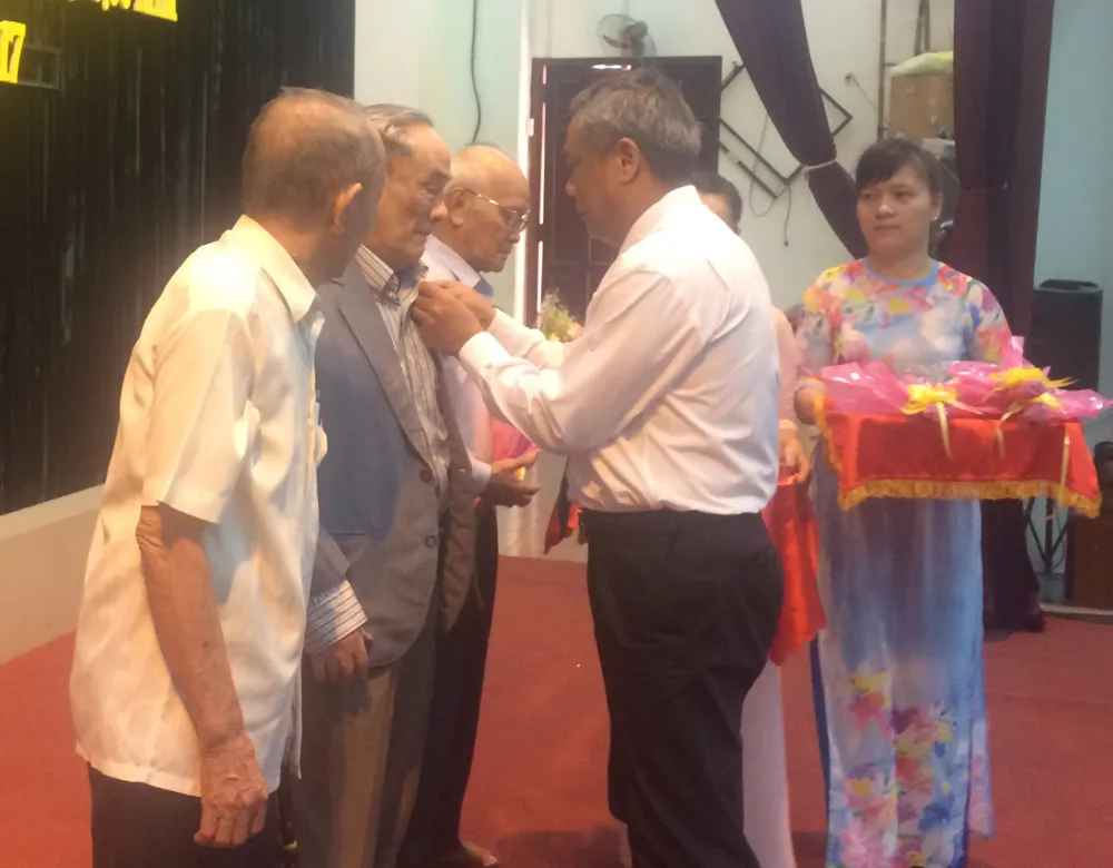 Quận Tân Phú trao Huy hiệu cho đảng viên cao tuổi Đảng ảnh 1