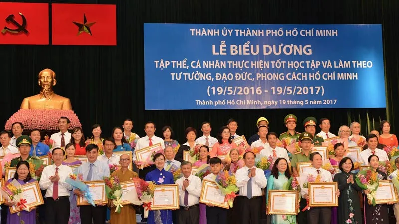 Thành phố tuyên dương các tập thể,cá nhân điển hình trong việc học tập và làm theo tấm gương đạo đức Hồ Chí Minh. Ảnh:Việt Dũng  ​