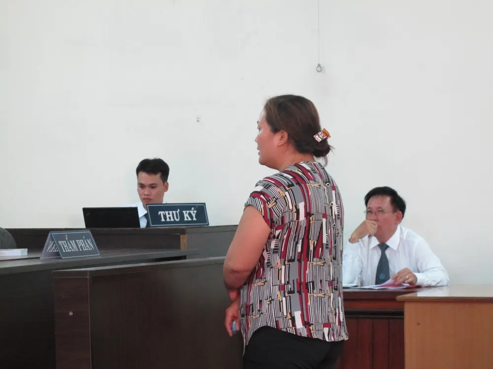 Truy tố vợ chồng thư ký tòa án lừa đảo “chạy án” ảnh 1