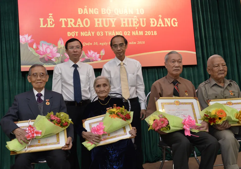 Các quận 10, 11, Tân Phú trao Huy hiệu Đảng đợt 3-2-2018 ảnh 4
