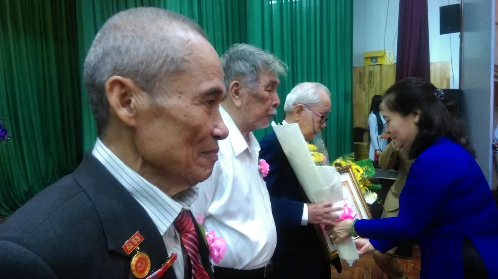 Các quận 10, 11, Tân Phú trao Huy hiệu Đảng đợt 3-2-2018 ảnh 2