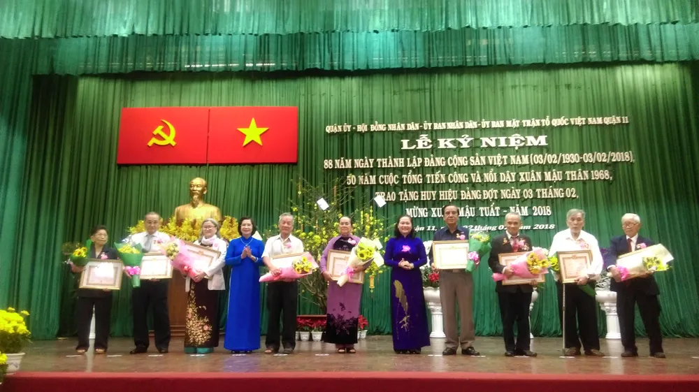 Các quận 10, 11, Tân Phú trao Huy hiệu Đảng đợt 3-2-2018 ảnh 3