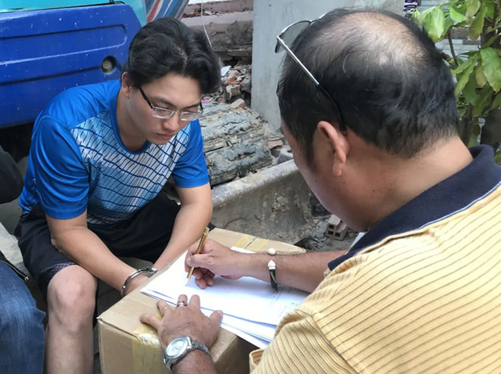 Dùng ô tô vận chuyển thuốc lá lậu từ Long An về TPHCM ảnh 1