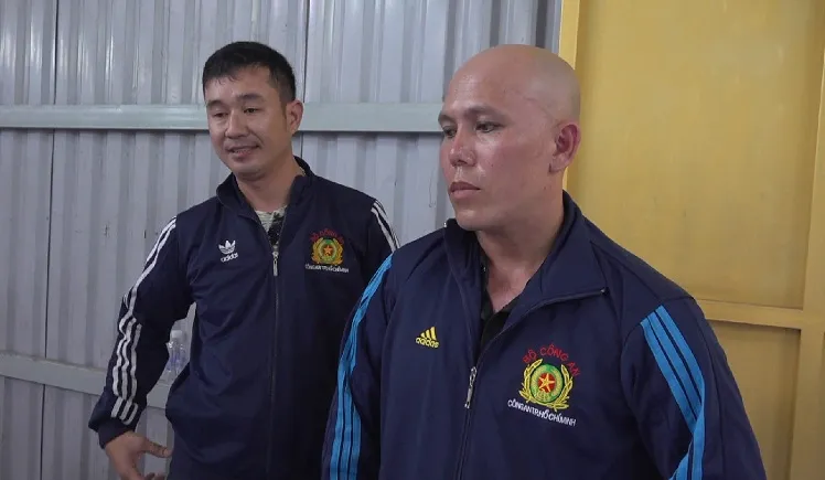 Bắt đối tượng giả danh công an trà trộn vào đám đông ảnh 3