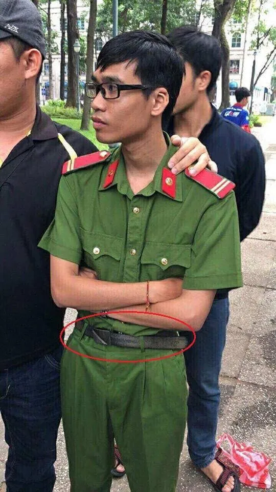 Bắt đối tượng giả danh công an trà trộn vào đám đông ảnh 1