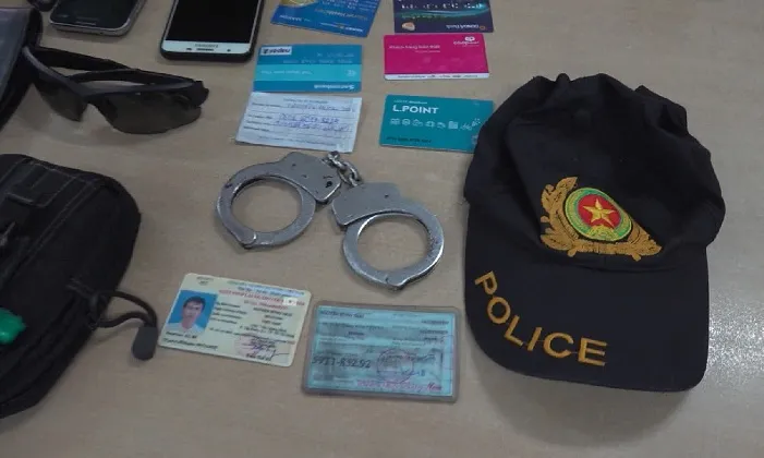 Bắt đối tượng giả danh công an trà trộn vào đám đông ảnh 2