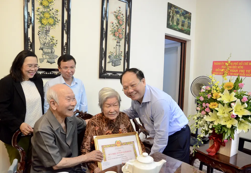Trao Huy hiệu 70 năm tuổi Đảng cho đảng viên cao tuổi Đảng ảnh 1
