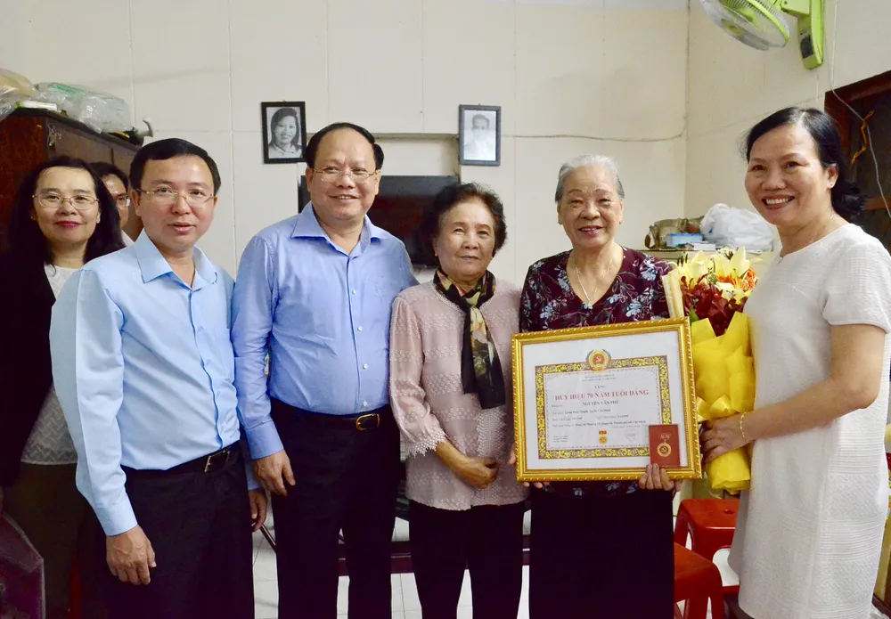 Trao Huy hiệu 70 năm tuổi Đảng cho đảng viên cao tuổi Đảng ảnh 3