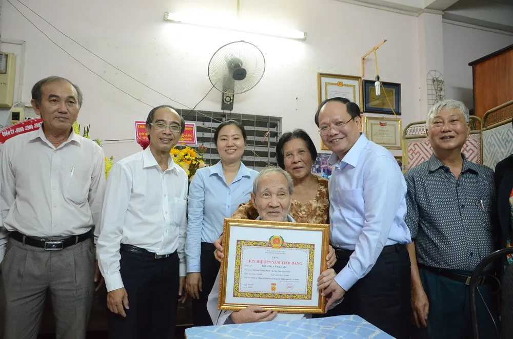 Quận 10, quận 11 trao Huy hiệu Đảng cho 122 đảng viên cao tuổi Đảng  ảnh 5