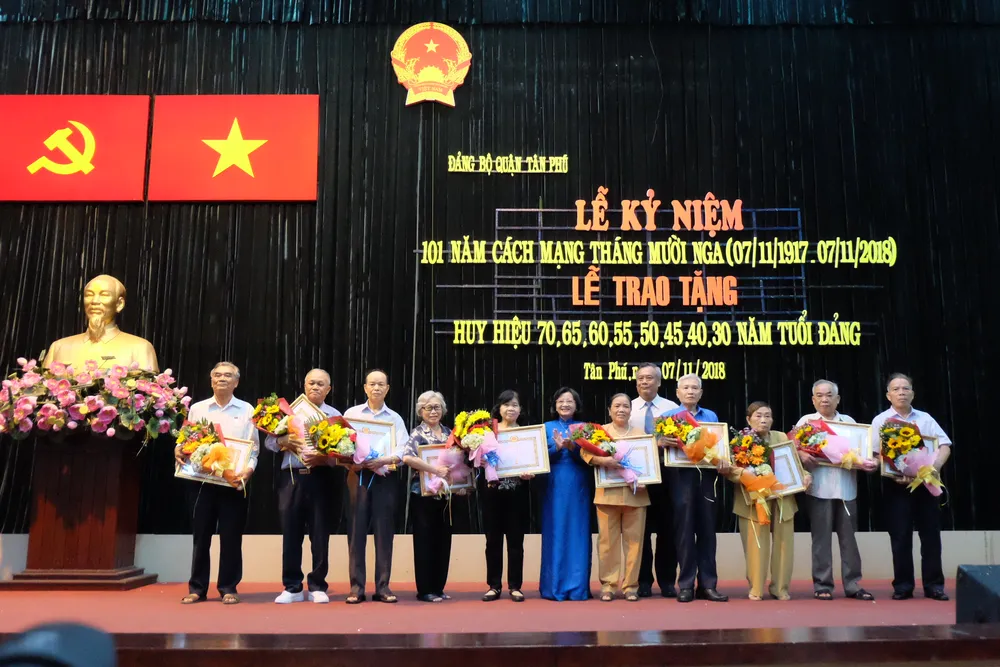 Trao tặng đồng chí Nguyễn Thọ Chân Huy hiệu 80 năm tuổi Đảng ảnh 1