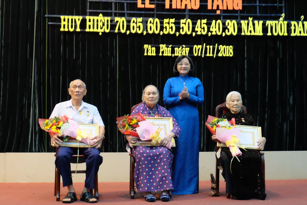Trao tặng đồng chí Nguyễn Thọ Chân Huy hiệu 80 năm tuổi Đảng ảnh 2