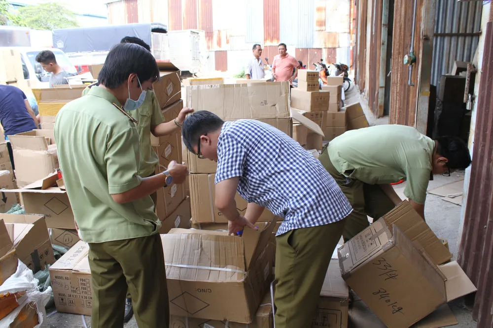 Phát hiện kho nước hoa, mỹ phẩm giả  ảnh 1