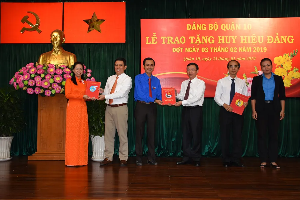 Quận 10, quận 11 trao Huy hiệu Đảng đợt 3-2-2019 ảnh 5