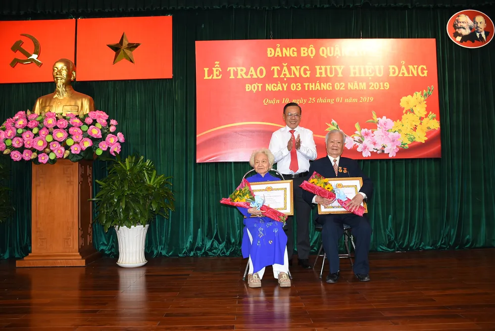 Quận 10, quận 11 trao Huy hiệu Đảng đợt 3-2-2019 ảnh 1