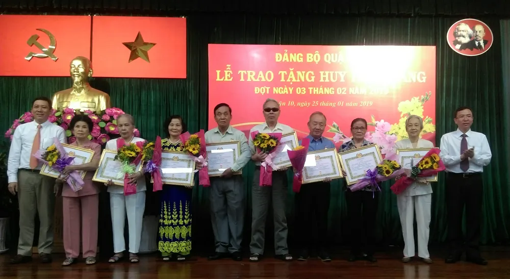 Quận 10, quận 11 trao Huy hiệu Đảng đợt 3-2-2019 ảnh 3