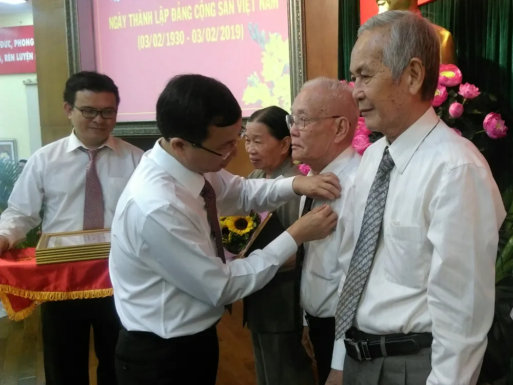 Quận 10, quận 11 trao Huy hiệu Đảng đợt 3-2-2019 ảnh 2