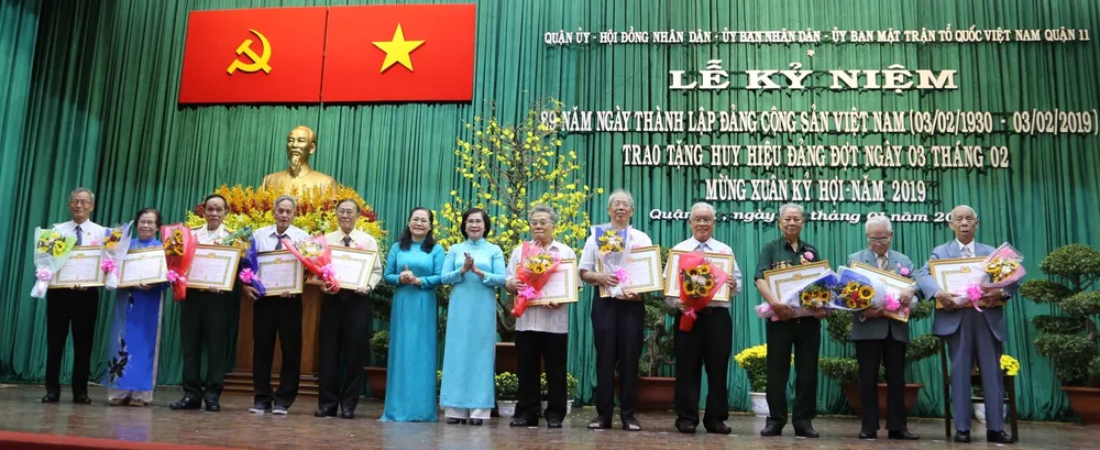 Quận 10, quận 11 trao Huy hiệu Đảng đợt 3-2-2019 ảnh 8