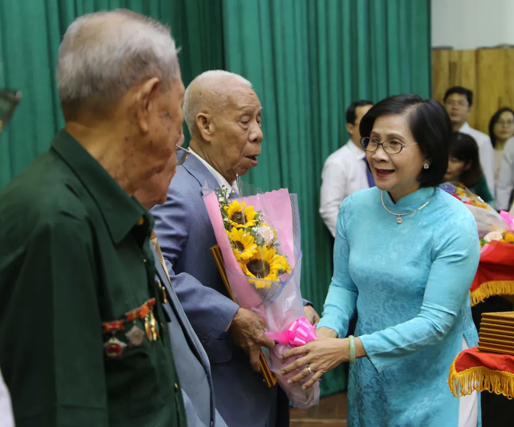 Quận 10, quận 11 trao Huy hiệu Đảng đợt 3-2-2019 ảnh 7