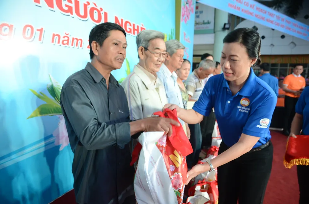 Gần 4 tỷ đồng ủng hộ “Đồng hành vì người nghèo“ ảnh 1