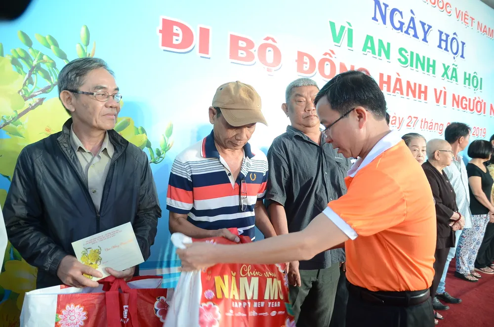 Gần 4 tỷ đồng ủng hộ “Đồng hành vì người nghèo“ ảnh 2