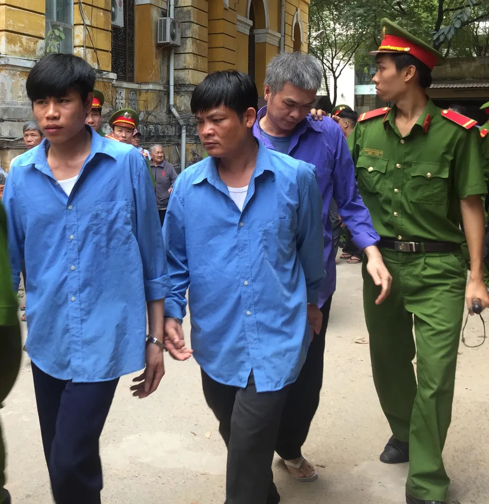 Đường dây sản xuất, buôn bán dầu nhớt giả vào tù ảnh 1