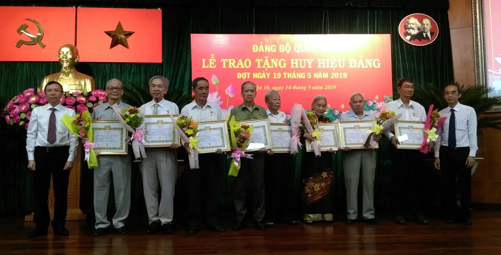 Trao Huy hiệu Đảng đợt 19-5-2019 ảnh 2