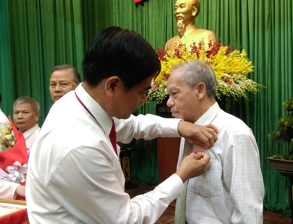 Quận 11 trao Huy hiệu Đảng, tuyên dương gương “Làm theo Bác” ảnh 2