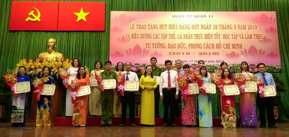 Quận 11 trao Huy hiệu Đảng, tuyên dương gương “Làm theo Bác” ảnh 3