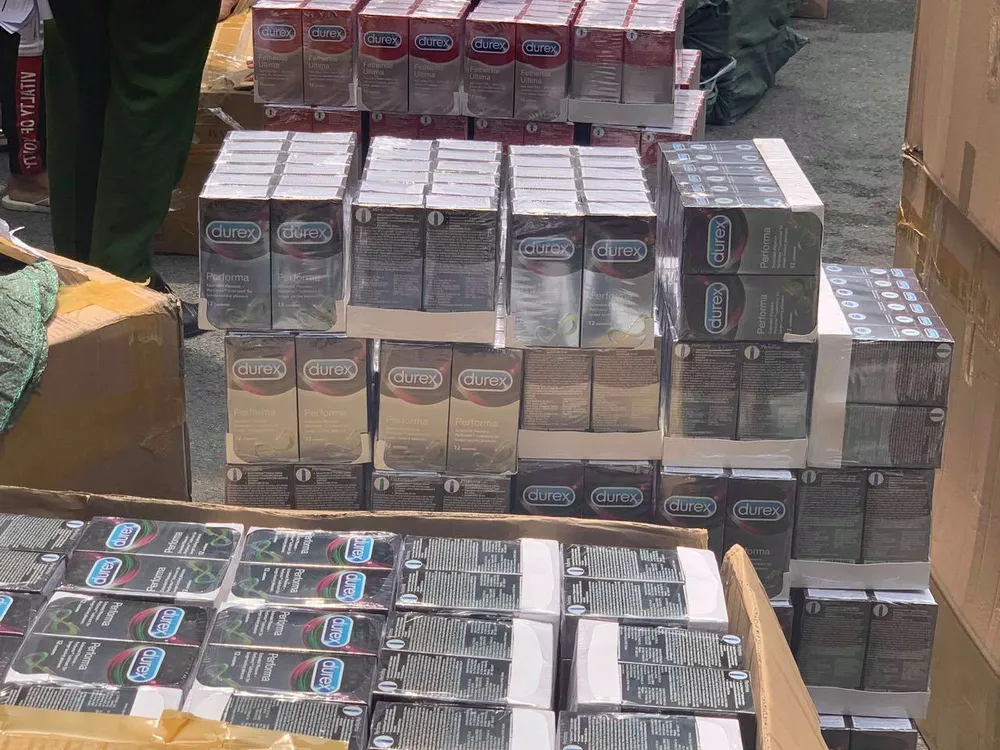 Bắt giam 4 đối tượng sản xuất bao cao su giả ảnh 1