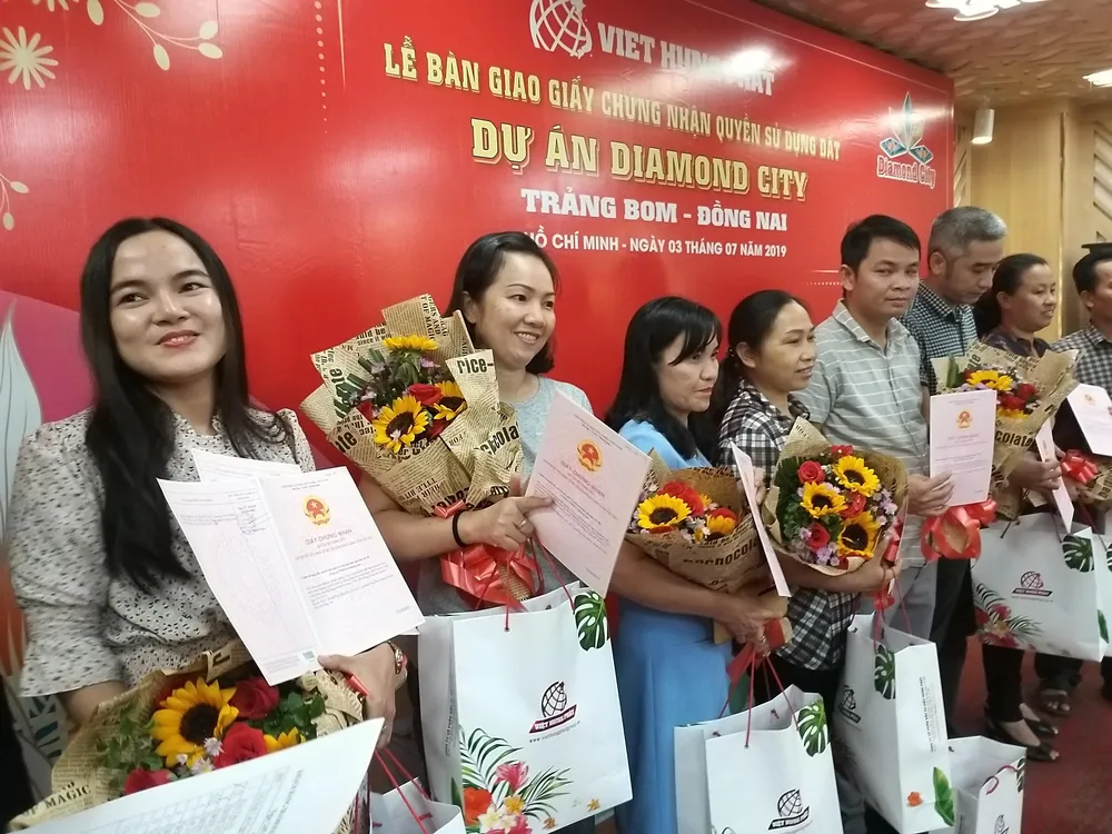 Việt Hưng Phát trao hàng trăm sổ hồng Dự án Diamond City ảnh 1
