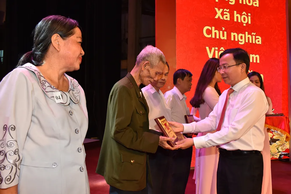 Xây dựng đội ngũ cán bộ, đảng viên tận tụy, trung thực ảnh 2