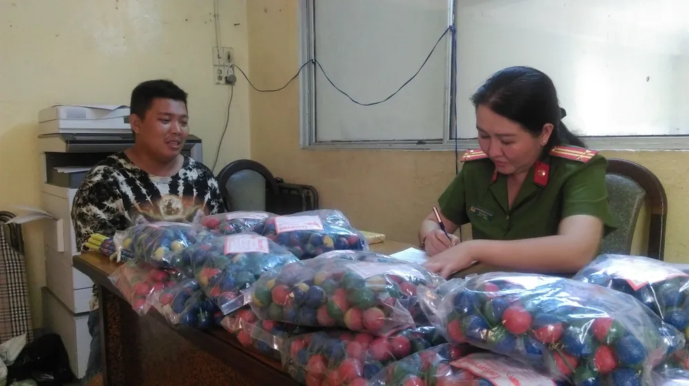 Bắt đối tượng tàng trữ, vận chuyển pháo lậu  ảnh 2